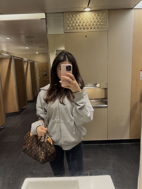 airport outfit Airport Mirror Selfie, Airport Selfie, Airport Pics, Selfie Mirror, Pics Ideas, Airport Outfit, Selfies, Winter Outfits, Mirror Selfie