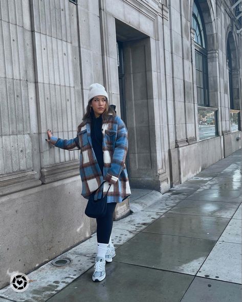 Plaid Trench Coat Outfit, Beanie Street Style, Grey New Balance Sneakers, Plaid Coat Outfit, Casual Outfit Winter, Blue Plaid Coat, Shacket Outfit, Plaid Trench Coat, Grey New Balance