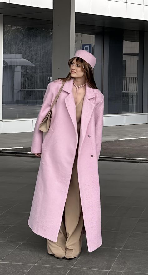 Pink Trenchcoat Outfit, 10 Winter Outfits, Street Style Vintage, Pastel Outfits, Pink Coats, Chic Fall Fashion, Fall Fashion Coats, Street Style Fall Outfits, Retro Looks