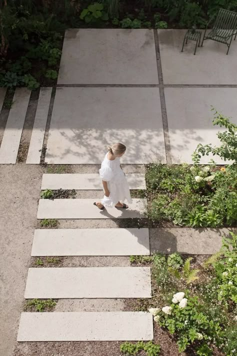 Pathway Landscaping Walkways, Decomposed Granite Walkway, Mediterranean Garden Courtyard, Contemporary Gardens, Gravel Landscaping, Paving Design, Palm House, Hardscape Design, Minimalist Garden