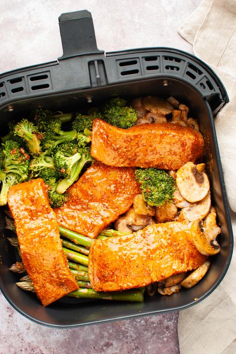 Salmon And Asparagus In Air Fryer, Air Fryer Salmon And Broccoli, Salmon And Mushrooms, Air Fryer Salmon And Veggies, Mushroom Salmon Recipes, Air Fryer Dinner Recipes Vegetarian, Salmon And Mushrooms Recipes, Salmon Mushroom Recipes, Salmon Asparagus