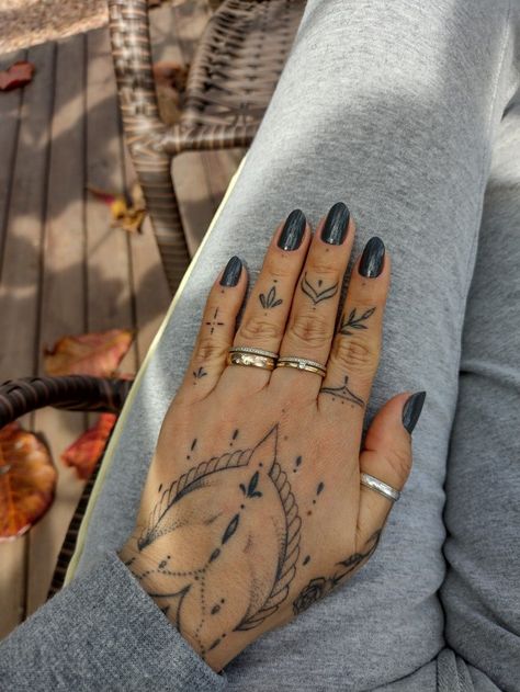 Henna Looking Hand Tattoos, Bohemian Hand Tattoos, Hand Tattoos Flower, Female Hand Tattoo, Ornamental Hand Tattoo, Grandfather Tattoo, Sticker Sleeve, Hand Tattoo Designs, Side Hand Tattoos