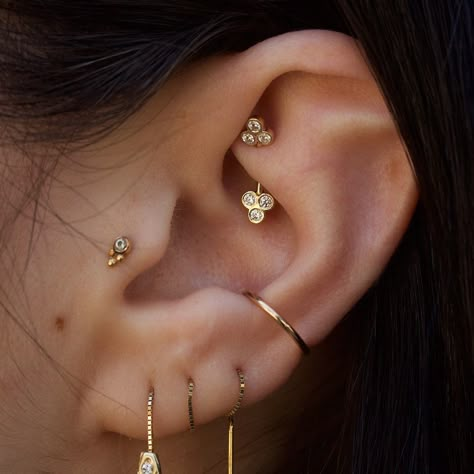 This ear is on point #earpiercing #piercing #rook #conch #tragus #gold #earring Hippe Piercings, Different Types Of Ear Piercings, Rose Gold Tattoo, Top Ear Piercing, Different Types Of Piercings, Tragus Gold, Piercing Conch, Types Of Ear Piercings, Tragus Jewelry