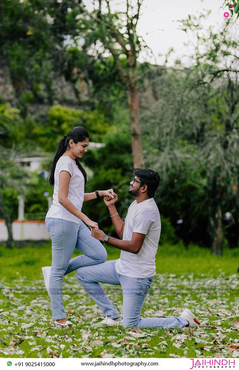 New Pre Wedding Photoshoot, Outdoor Poses For Couples, Preeweding Shoot Outdoor, Priweding Photos Indian, Couple Pre Wedding Photo Poses, Studio Outfit Ideas, New Couple Poses, Love Pics Romantic, Couple Poses For Pictures