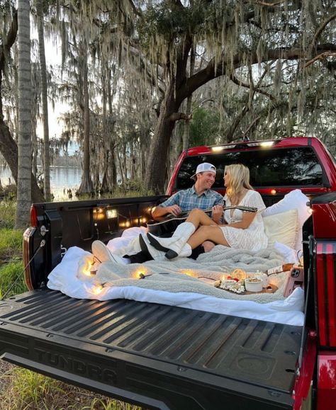 Noah Schnacky, Truck Bed Date, Country Couple Pictures, Country Relationship Goals, Country Dates, Country Relationships, Cute Country Couples, Dream Dates, Romantic Date Night Ideas