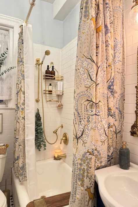 Hattie Kolp, Parisian Style Home, Parisian Bathroom, Parisian Decor, Small Bathroom Interior, Cottage Bathroom, Gorgeous Bathroom, Vintage Bathrooms, Apartment Bathroom