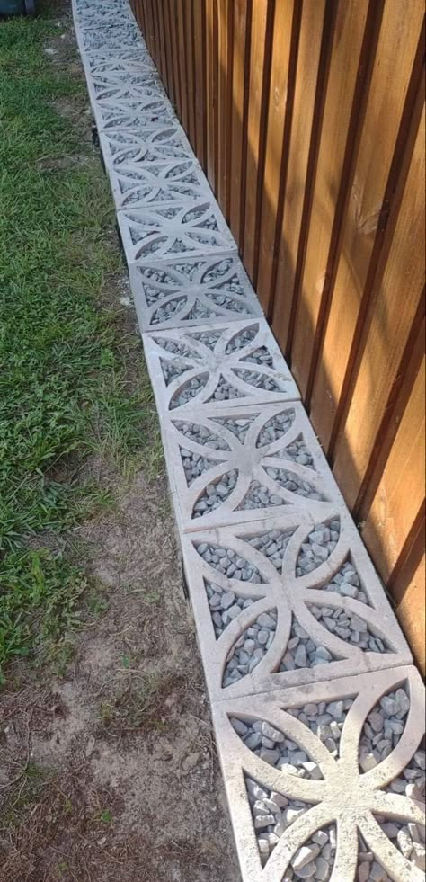 Concrete Block Landscaping Ideas, Walkway Cover Ideas, Easy Lawn Ideas Front Yards, Garden Perimeter Ideas, Side Yard Pavers, Driveway Edges And Borders, Cement Fence, Driveway Barrier, Yard Landscaping Simple