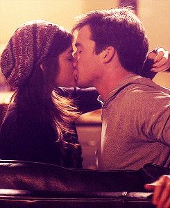 p Ezra And Aria, Ezra Fitz, Ian Harding, Aria Montgomery, Black And White Love, Lucy Hale, Cute Couples Kissing, Love Gif, Pretty Little Liars