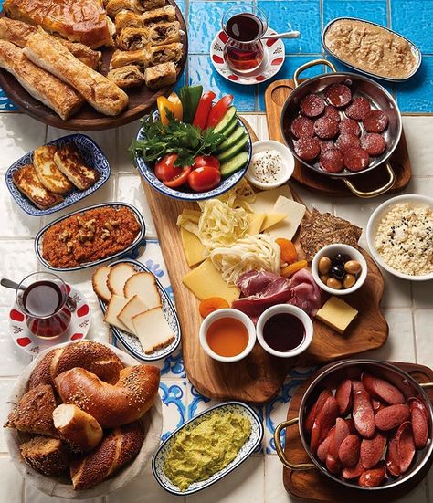 Turkish Breakfast Platter, Turkish Brunch Ideas, Breakfast Table Photography, Eid Breakfast Table Settings, Eid Breakfast Ideas, Turkish Food Photography, Turkish Breakfast Aesthetic, Turkish Food Aethstetic, Breakfast From Around The World