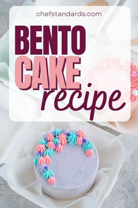 Ever looked for lunch box cakes? Well, they are Korean mini cakes that are called bento cakes, and in this article, you can read all about them. Bento Cake Frosting Recipe, Valentine’s Day Bento Box Cake, Korean Lunchbox Cakes Recipe, Bento Cake Recipes Easy, Bento Box Cake Recipe, Bento Cakes For Birthday, Simple Mini Cake Designs, Lunchbox Cake Recipe, Lunch Box Cake Recipe