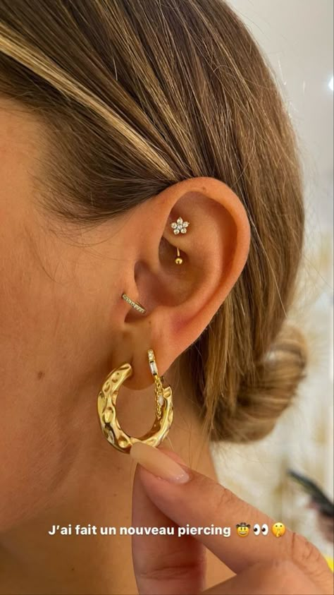 Eat Piercings Ideas Classy, Feminine Ear Piercings, Peircings Women Ear, Multiple Ear Piercings Aesthetic, Guys Ear Piercings, Constellation Piercings, Bellybutton Piercings, Piercing Inspo, Cool Ear Piercings