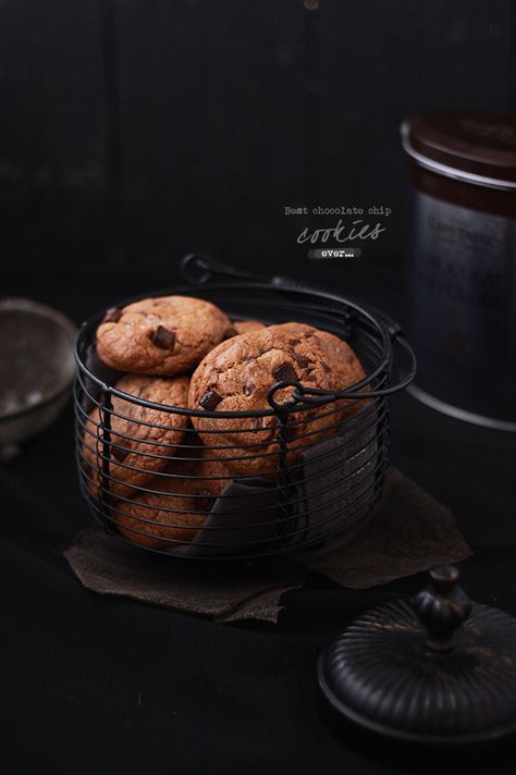 Cookies tout chocolat BEST CHOCOLATE CHIP COOKIES EVER Food Photography Lighting, Food Photography Dessert, Baking Photography, Moody Food Photography, Dark Food Photography, Dessert Photography, Beautiful Food Photography, Food Photography Inspiration, Cake Photography