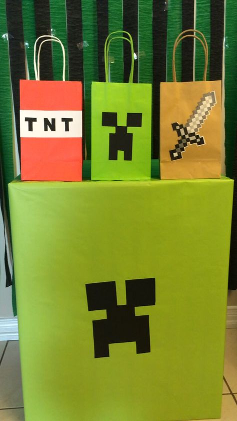 Minecraft Loot Bag Ideas, Minecraft Party Favors, Diy Minecraft Birthday Party, Lolly Bags, Diy Minecraft, Party Themes For Boys, Minecraft Birthday Party, Minecraft Birthday, Minecraft Party