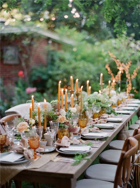 Get inspired by these floral table setting ideas and start preparing a really fancy dinner with your friends in a luxury environment! #floral #floraltablesettingideas #tablesettingideas #luxurytablesettingideas Floral Table Setting, Wedding Table Designs, Tafel Decor, Secret Garden Wedding, Outdoor Dinner, Farmhouse Wedding, Long Table, Fancy Dinner, Garden Parties