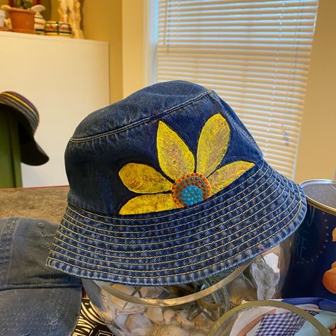 Painted Bucket Hat Ideas, Bucket Hat Painting Ideas, Bucket Painting Ideas, Cap Painting Ideas, Painted Bucket Hat, Bucket Hat Painting, Cap Painting, Cool Bucket Hats, Learn Painting