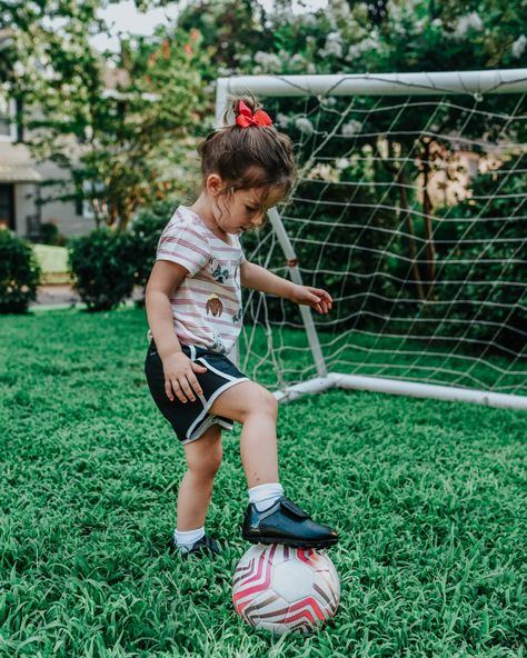 Soccer Family Aesthetic, Toddler Soccer Outfit, Soccer Mom Aesthetic, Soccer Photoshoot, Soccer Girls Outfits, Girls Playing Football, Kids Playing Sports, Kids Playing Football, Girl Playing Soccer