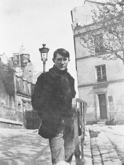 A young Pablo Picasso standing in front of Le Bateau Lavoir, a famous Parisian hangout for 20th-century artists Picasso Blue, Cubist Movement, Art Picasso, Spanish Painters, Picasso Art, Henri Rousseau, Paris Photo, Georges Braque, White Photos