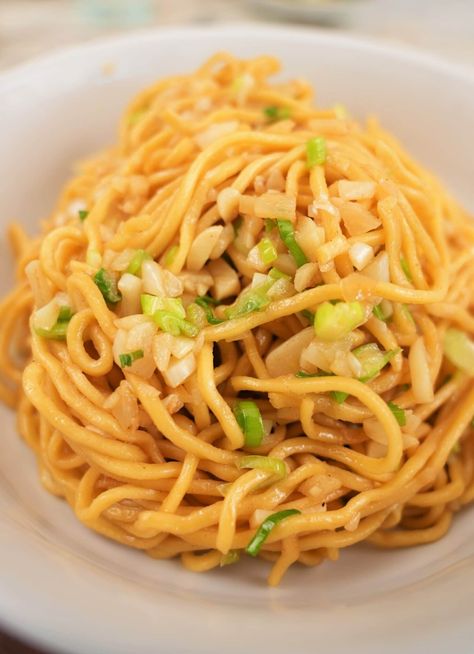 The BEST Garlic Noodles - CJ Eats Recipes Kickin Crab Garlic Noodles Recipe, Crustacean Garlic Noodles, Vietnamese Garlic Noodles Recipe, Vietnamese Garlic Noodles, Pasta Monday, Cj Eats, Garlic Noodles Recipe, Asian Meals, Recipes Fish