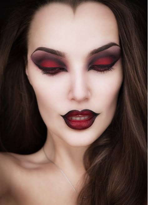 Il trucco di Halloween da strega è uno dei must della notte più spaventosa dell'anno. Extreme Make-up, Carnaval Make-up, Vampire Makeup Halloween, Makeup Zombie, Halloweenský Makeup, Halloween Make-up Looks, Vampire Makeup, Witch Makeup, Halloween Tattoo