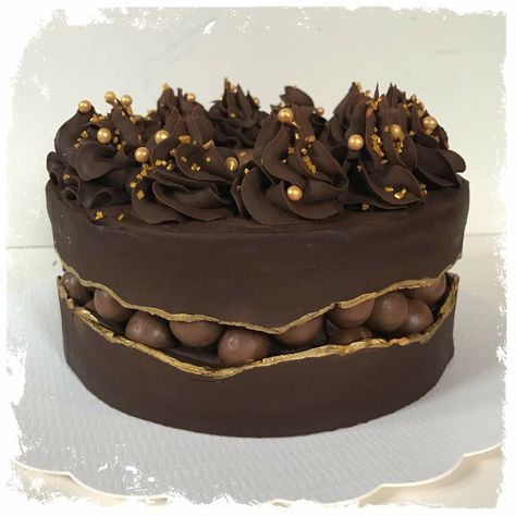 Golden Chocolate Cake, Black And Gold Birthday Cake, Chocolate Cake Decorating Ideas, Metallic Cake, Chocolate Cake Designs, Happy Birthday Decor, Gold Birthday Cake, Cake Aesthetic, Chocolate Cake Decoration