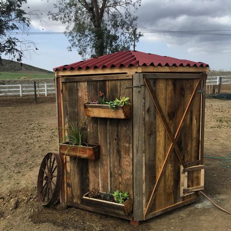 Pump house for well. #pumphouse #outdoors #woodwork Well Pump House Cover Ideas, Farmhouse Well Pump House, Rustic Well Pump House, Well Houses Ideas, Diy Well Pump House Ideas, Water Well House Cover Ideas, Well Pump House Ideas, Well Pump Cover Ideas Diy, Pump House Ideas Well