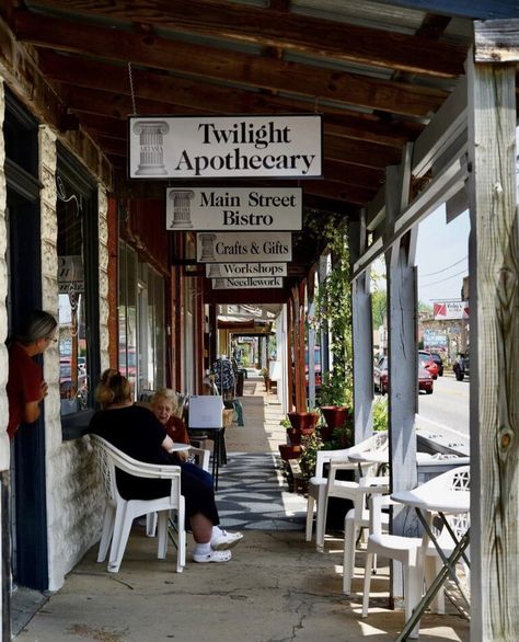 5 Small Towns in Arkansas We LOVE Calico Rock Arkansas, Arkansas Aesthetic, Places To Visit In Arkansas, Northern Arkansas, Hiking Arkansas, Batesville Arkansas, Small Country Town, Pine Bluff Arkansas, Mountain View Arkansas