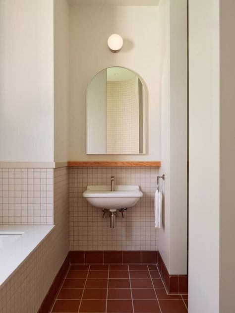 Square Tile Bathroom, 1970s Bathroom, Arch Interior, Cottage Bathroom, 아파트 인테리어, Upstairs Bathrooms, Bathroom Inspo, Tiny Bathroom, Bathroom Renos