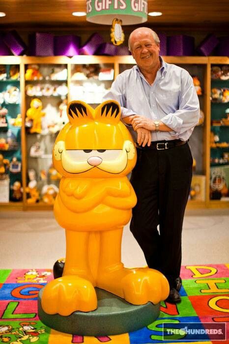 Jim Davis and Garfield Jim Davis Garfield, 70s Cartoons, Garfield Images, Garfield Cartoon, Vintage Garfield, Garfield Cat, Garfield And Odie, Cool Fidget Toys, Jim Davis