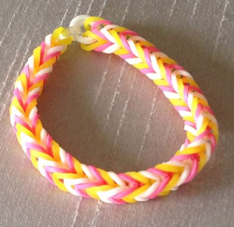 Rainbow Loom Bracelet - Fishtail Design - Pink, Gold, and White - Latex Free RubberBands Loom Bands Color Combos, Rubber Band Bracelet Color Ideas, Rainbow Loom Color Combinations, Fishtail Loom Bracelet, Rainbow Loom Fishtail, Loom Bands Designs, Loom Band Ideas, Loom Bracelets Easy, Loom Band Patterns