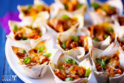 Chicken Enchilada Cups Enchilada Cups, Wonton Cups Appetizers, Savory Cupcakes, Wonton Cups, Gimme Some Oven, Wonton Wrappers, Chicken Enchilada, Snacks Für Party, Chicken Enchiladas