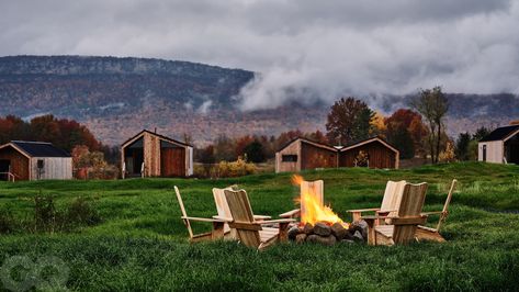 Looking for a heady dose of old-school Americana, but with a little less jet lag? The culinary and cultural renaissance in the Hudson Valley is elevating it beyond New York’s upstate country retreat and into a world-beating wellness destination of its own Electric Bowery, Wood Cabins, Flower Farms, Dark Blue Walls, New Farm, Hot Tub Outdoor, Resort Collection, Indoor Outdoor Living, Cabins In The Woods