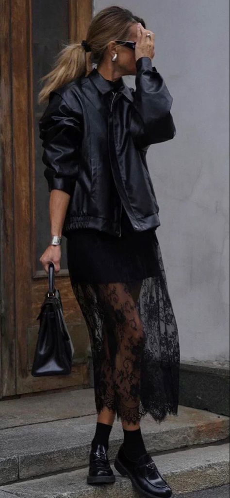 Black Lace Skirt Outfit, Sheer Skirt Outfit, Street Style 2023, Stylish Street Style, Skirt Outfits Fall, Black Lace Skirt, Maxi Lace Skirt, Winter Fashion Outfits Casual, Style 2023