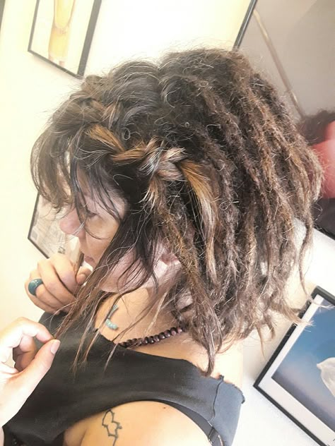 Short Dreads Styles For Women White, Dreadlock Bobs, Elf Locks, Dreadlock Inspiration, Dreadlock Ideas, Dread Inspiration, Short Dread Styles, Dread Journey, Female Dreads