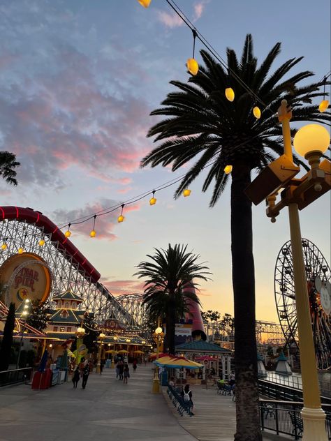 Amusment Parks Aesthetic, Summer Amusement Park, Amusement Park Aesthetic, Aesthetic Summer Pictures, Sunset Summer Aesthetic, Summer Aesthetic Vibes, Types Of Fashion, Usa Summer, Disneyland Pictures