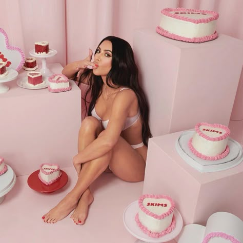 Kylie Valentines Day, Kylie Jenner Valentines Day, Vday Photos, Business Shoot, Valentine Photo Shoot, Valentine Picture, Cute Birthday Pictures, Valentines Day Pictures, Beautiful Photoshoot Ideas