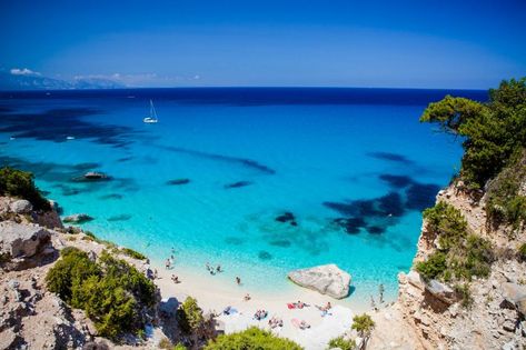 Ein Strand auf der italienischen Insel Sardinien Best Beaches In Sardinia, Sardinia Beach, Calabria Italy, Holiday World, Rome Tours, Best Snorkeling, Sardinia Italy, Italy Tours, Italy Travel Guide