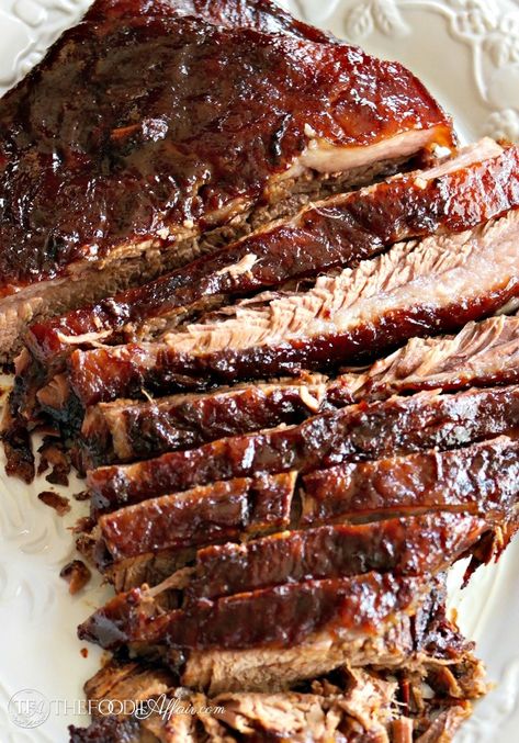 Tender oven cooked barbecue brisket is marinated overnight and baked for 5-6 hours for melt in your mouth tender meat! Oven Cooked Brisket, Barbecue Brisket, Brisket Oven, Juicy Turkey, Brisket Recipe, Beef Brisket Recipes, Bbq Brisket, Diner Recept, Brisket Recipes