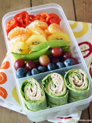 Rainbow Bento Box - eat a rainbow with this colorful bento box full of fresh fruit and veggies! #poweryourlunchbox #rainbowfoods Healthy Bento, Bento Box Recipes, Smoothies Vegan, Healthy Lunchbox, Makanan Diet, Lunch Meal Prep, Lunch Snacks, Vegan Options, Kids Lunch