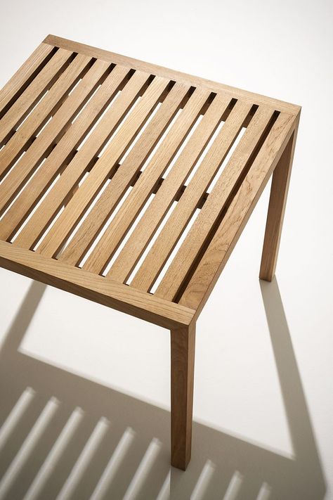 The simplicity balanced by function: PLAZA is a collection of outdoor tables and bar tables with clean and perfect forms that enhance the value and the texture of wood. Thanks to their small dimensions, PLAZA tables are suitable for contract areas and metropolitan terraces and balconies in moderate-size houses. #rodadesign #beoutdoor #italianoutdoorlifestyle #design #outdoorlifestyle #outdoordesign #italianbrand #outdoorfurniture #italiandesign #outdoordecor #garden #landscape #landscapedesign Restaurant Table Design Wood, Balcony Table Ideas, Picnic Table Design, Wood Outdoor Table, Small Outdoor Table, Line Geometry, Texture Of Wood, Terrace Furniture, Door Table