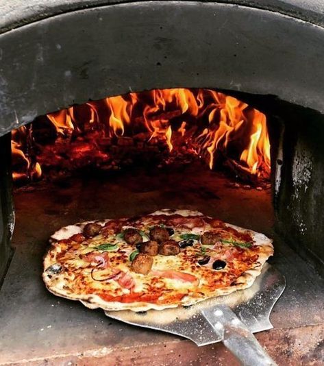 Pizza Wood Fired Oven, Wood Fired Pizza Oven Recipes, Wood Burning Pizza Oven Recipes, Pizza Oven Recipes Wood Fired, Outdoor Pizza Oven Recipes, Wood Pizza Oven, Italian Pizza Oven, Wood Fired Oven Recipes, Wood Oven Pizza