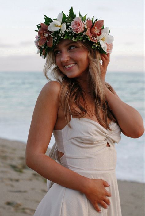 Hawaiian Senior Pictures, Hawaii Graduation Photos, Flower Crown Hawaii, Beach Graduation Pictures, Hawaiian Flower Crown, Individual Photoshoot, Haku Lei, Hawaii Photos, Birthday Pic