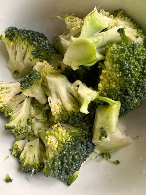 #broccoli #healthy Broccoli Aesthetic, Broccoli Healthy, Fried Broccoli, Broccoli Salad, Broccoli Recipes, Food Obsession, Grocery Shop, Aesthetic Food, Broccoli