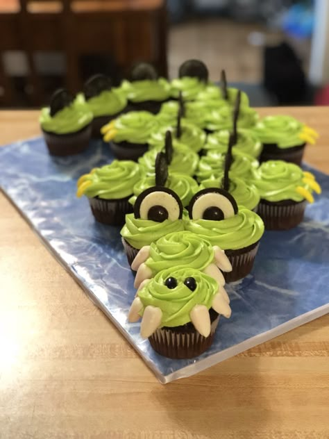 Alligator cupcake cake Alligator Pull Apart Cupcakes, Crocodile Cupcake Cake, Alligator Cupcake Cake, Safari Pull Apart Cupcakes, Safari Cupcake Cake, Crocodile Cupcakes, Swamp Cake, Alligator Cupcakes, Crocodile Cake