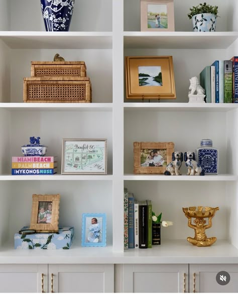 Bookshelf Styling Bedroom, How To Style Built In Shelves, Modern Bookshelf Styling, Decorated Bookshelves, Built In Shelf Decor, House Aesthetic Ideas, Styling Built In Shelves, Styling Bookcases, Nyc Apartment Design