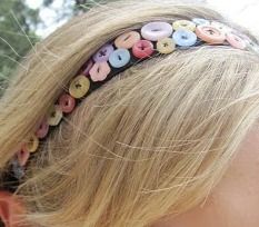 i wantt this headbandddd How To Make Accessories, Unique Decor Diy, Buttons Headband, Homemade Buttons, Hair Craft, Button Headband, Buttons Crafts, Headband Tutorial, Button Craft