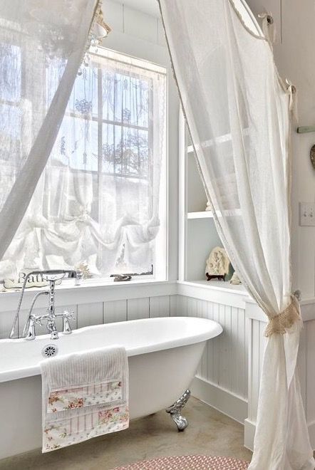 Romantic Bathroom Decor, Baños Shabby Chic, Romantic Bathrooms, Chic Bathroom Decor, Bathroom Farmhouse, Cottage Bathroom, Shabby Chic Bathroom, Chic Bathrooms, White Cottage