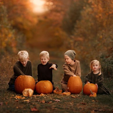 This Mom Turns Her Family Photos Into Real Works Of Art Fall Family Photos Unique, Pumpkin Family Photos, Fall Picture Set Up Ideas, Pumpkin Carving Photoshoot, Fall Photoshoot Kids, Kids Fall Photoshoot, Fall Photoshoot Ideas Mini Sessions, Halloween Family Photos, October Family Photos