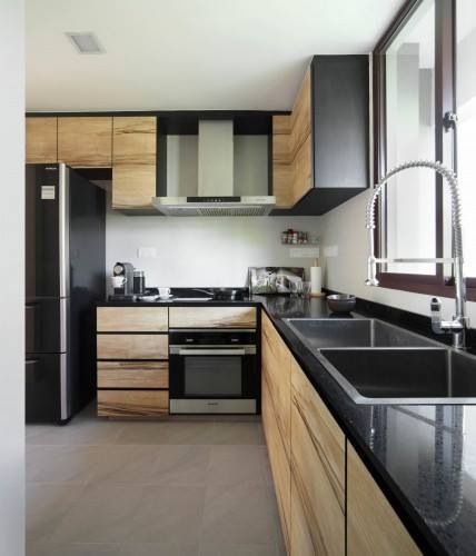 Wood and black kitchen Bamboo And Black Kitchen, Black And Wooden Kitchen, Wood And Black Kitchen, Black And Wood Kitchen Cabinets, Wood Pantry Cabinet, Kitchen Wood Design, Black Kitchen Countertops, Kitchen Colour Combination, Light Wood Kitchens