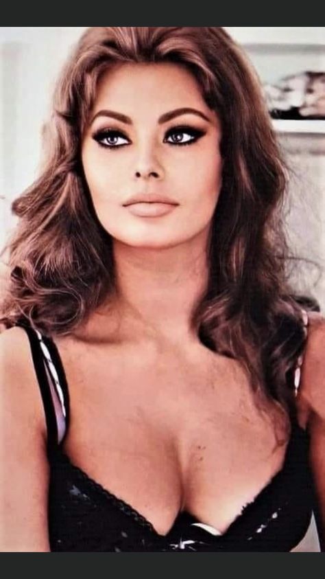 60’s Makeup, 1960s Glamour, 1960s Makeup, Best Makeup Looks, Italian Cinema, 1960s Hair, 60s Look, Party Eyes, 60s Women