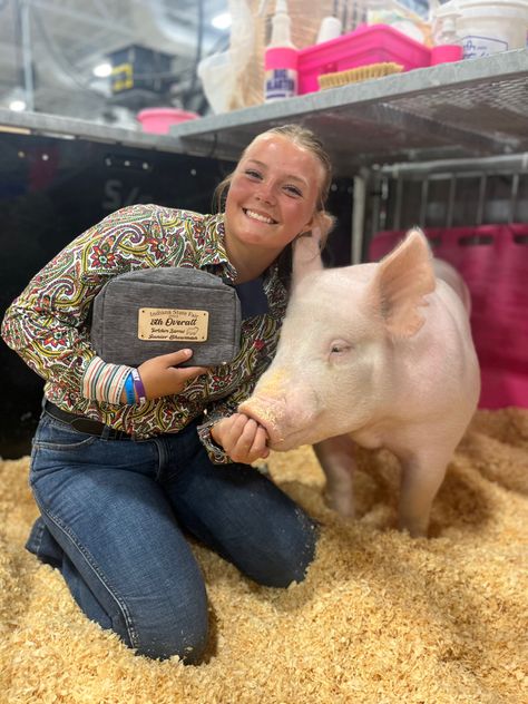 Pig Show Hairstyles, Fair Animals, Show Pig Pictures, Show Pigs Tips, Cute Showing Livestock Outfits, Ffa Pig Pictures, Show Pigs, Livestock Show Outfits, Showing Pigs 4-h